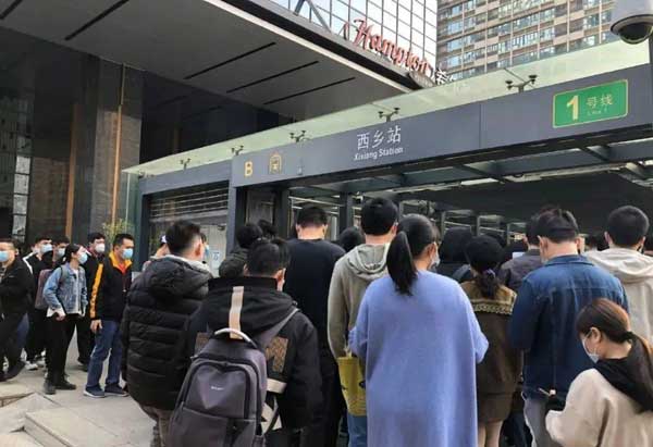 深圳地鐵1號線大量乘客滯留,鴻鳴巴士班車系統(tǒng)緊急應(yīng)變